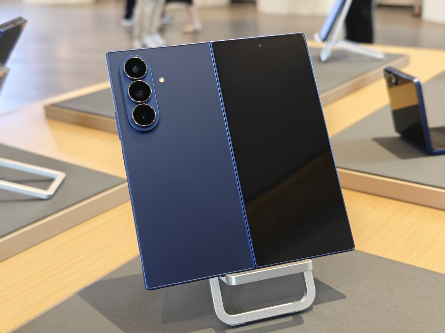 全球首发体验!三星折叠屏Galaxy Z Fold7上手:太轻薄了,AI圈搜万物