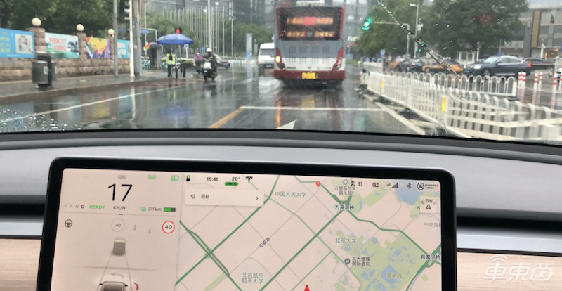 特斯拉挑战北京雨天:被五个红绿灯整傻眼了!?