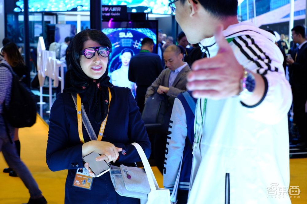获阿里投资,真全天候智能眼镜亮相进博会,对话创始人张慧敏