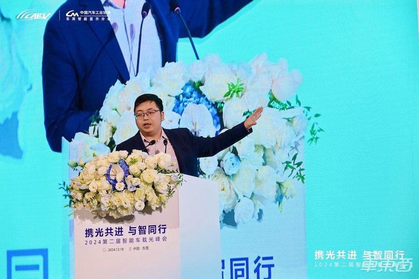 第二届智能车载光峰会举行，华为首批智能车载光认证合作伙伴完成签约