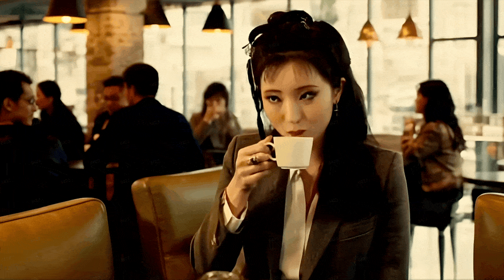 让林黛玉喝咖啡、马斯克拍合影!视频大模型Vidu首发新功能:锁定角色形象,任意生成场景