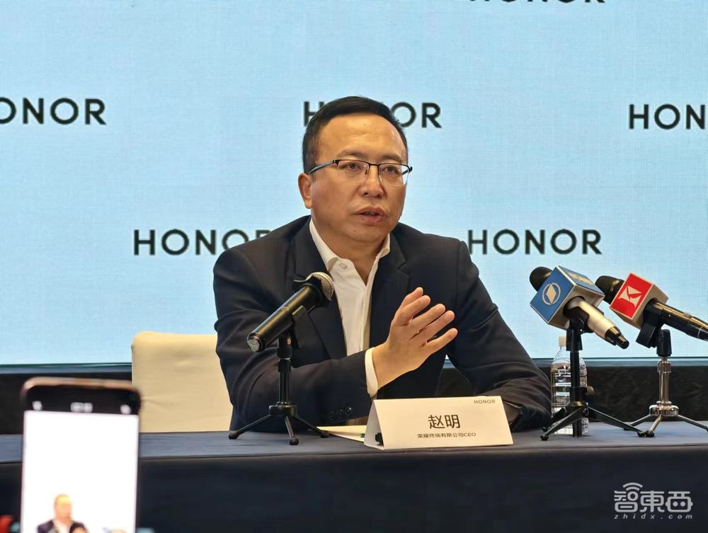 对话荣耀CEO赵明:AI让硬件有了灵魂,端侧AI是杀手锏,剧透折叠屏新机