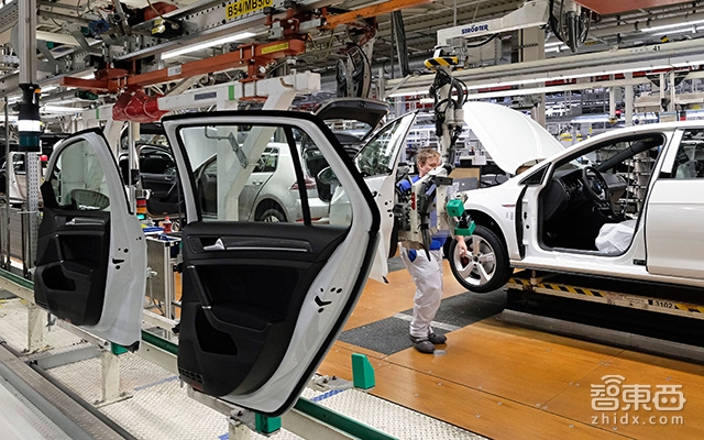 秒速造車(chē)！探訪大眾歐洲工廠，已被機(jī)器人占領(lǐng)