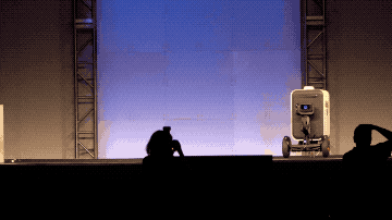 给英特尔CEO递矿泉水 机器人路萌变身快递员