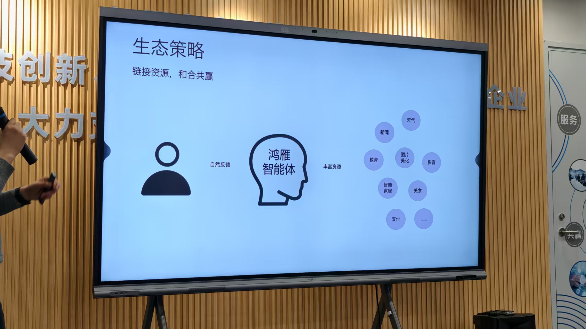 这款爆火CES的中国AI眼镜，为什么长得跟别人都不一样？