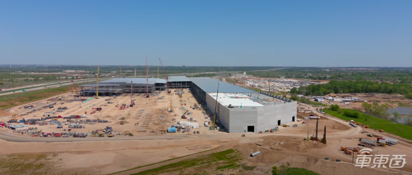 特斯拉新款Model S交付！马斯克飙车助兴，车内还装了个“PS5”