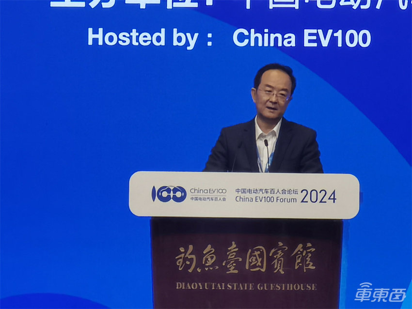 余承东当面称智驾体验比小鹏好!何小鹏首曝15万元新车!百人会首日大佬齐放狠话