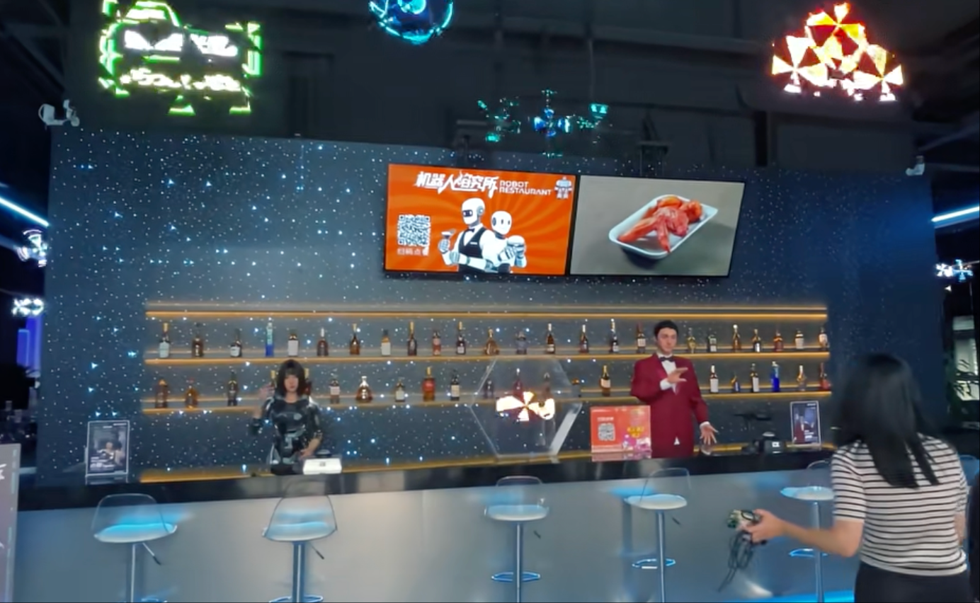 探访全球首家具身智能机器人4S店！超50款机型看花眼，还有机器人协作餐厅