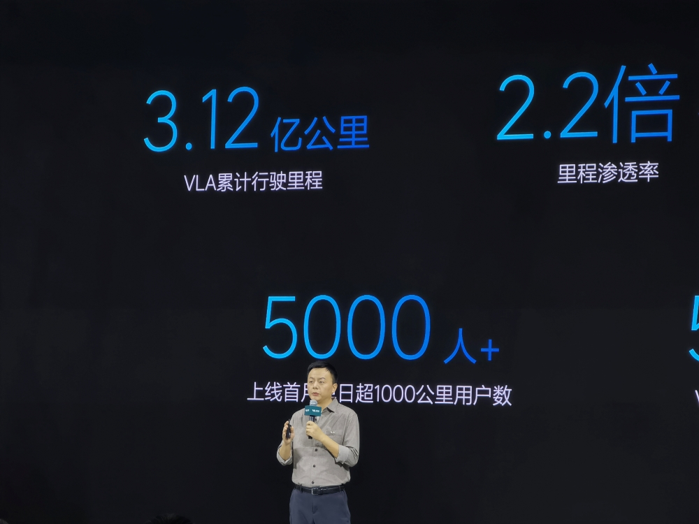 理想推出VLA充电功能！车辆可自主进出超充站，打通充电“最后100米”