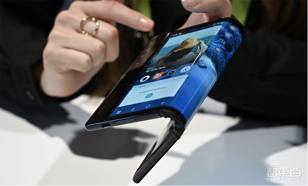 贴在皮肤上的可拉伸屏来了?揭秘柔性屏的前世今生