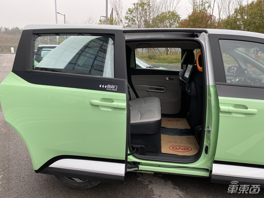 抢先体验滴滴定制网约车:后排堪比头等舱,能看电视能唱歌