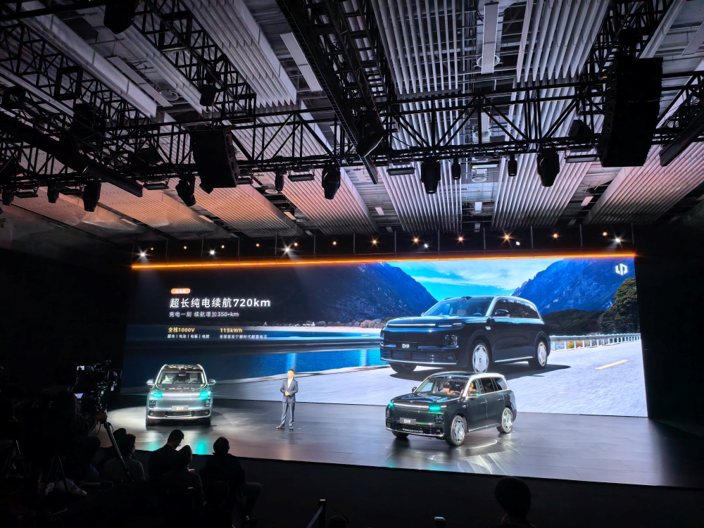 零跑杀疯了!9系旗舰SUV干到20万出头,发布会现场欢呼声炸了