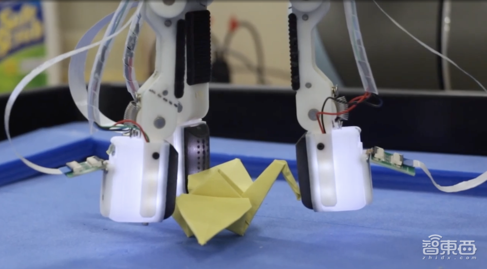 机器人“仿人”技术新突破,超灵敏手指触觉,还能剥香蕉、穿衣服!