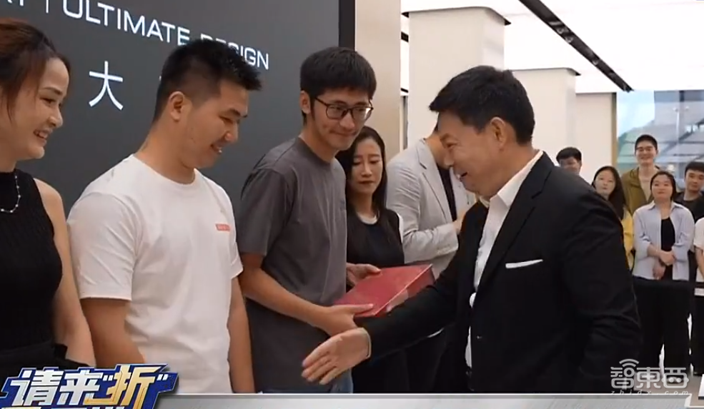 余承东亲自迎接三折叠首批用户!华为Mate XT全球首拆曝出诸多细节,苹果iPhone 16已破发