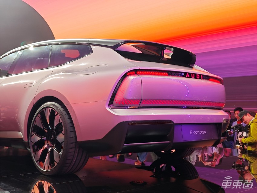 奥迪上汽全新电动品牌AUDI亮相!不挂四环logo,2025年上市