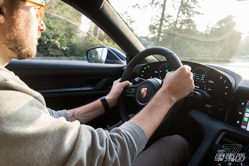 传统车企最强电动车就是它！山路试驾保时捷Taycan Turbo
