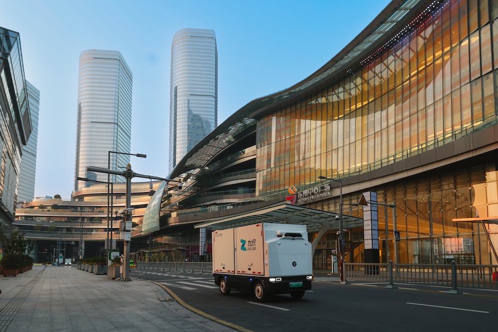 双雄格局成型，华为、九识的“Inside”模式，正重新定义车企智能化变革