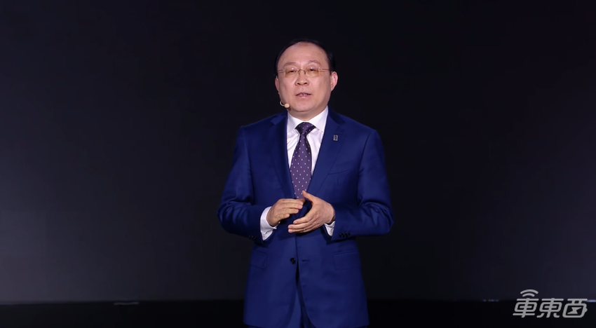 比亚迪仰望新车成精了!能爬楼梯能跳舞,62.8万开卖