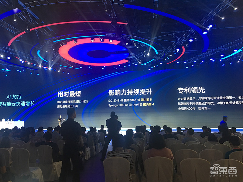 百度首推语音AI芯片!李彦宏亮出九大AI利剑,华为/吉利/英特尔齐站台