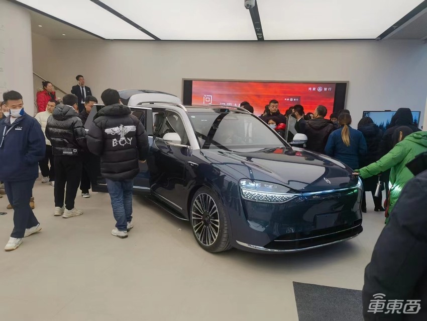 问界M9有多火？BBA车主扎堆体验，有人卖掉百万豪车选择下定