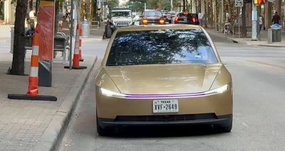 特斯拉全无人车刚上路就翻车！？停路中央接客被鸣笛，本月国内亮相