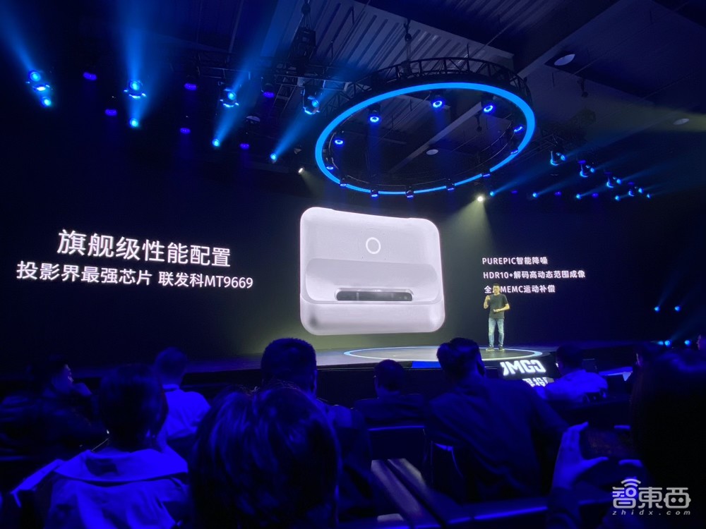 坚果投影推智慧墙O1!27cm超近距放映,支持画面实时自调整