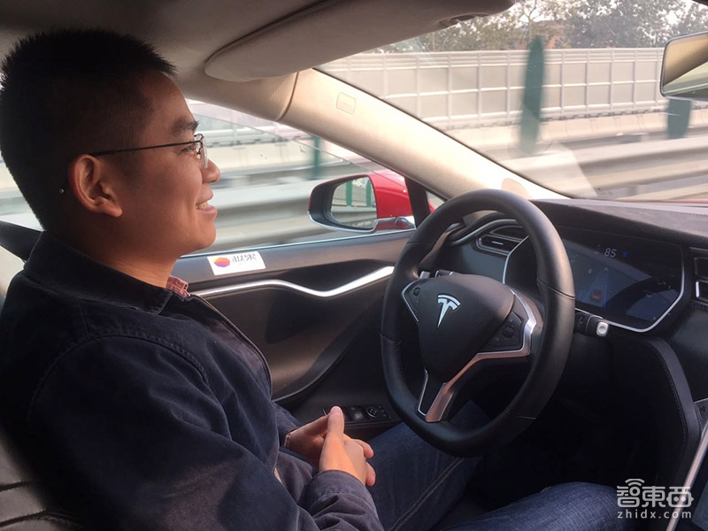 从解放双脚到解放双手 特斯拉自动驾驶深度体验