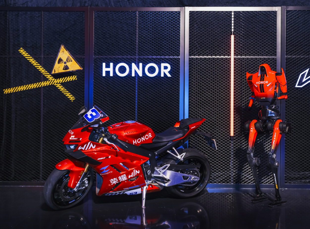 荣耀夺冠机器人首次登台，现场跟真人赛跑！养虾本游戏本齐发，张雪机车也来了