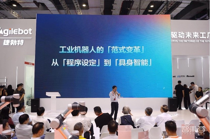 首款具身智能工业机器人发布,机械臂困境的巧妙破题