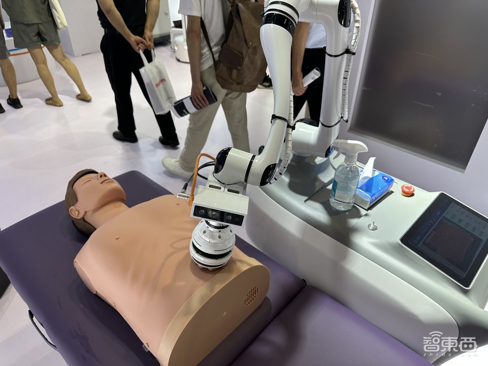 人形机器人真火了!10多款扎堆引爆亦庄,小米铁蛋2首亮相