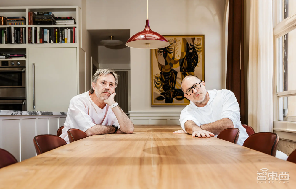 苹果设计传奇人物Jony Ive透露创业进展,确认与OpenAI合作AI硬件,今年有望筹资10亿美元