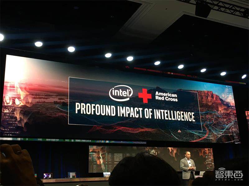 英特尔秀双屏可折叠PC神器！移动处理器Tiger Lake首亮相，第三代至强今年见