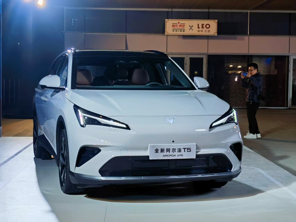 极狐全新阿尔法T5限时10.98万元开售!全球首搭骁龙8775舱驾一体芯片,支持城市NOA