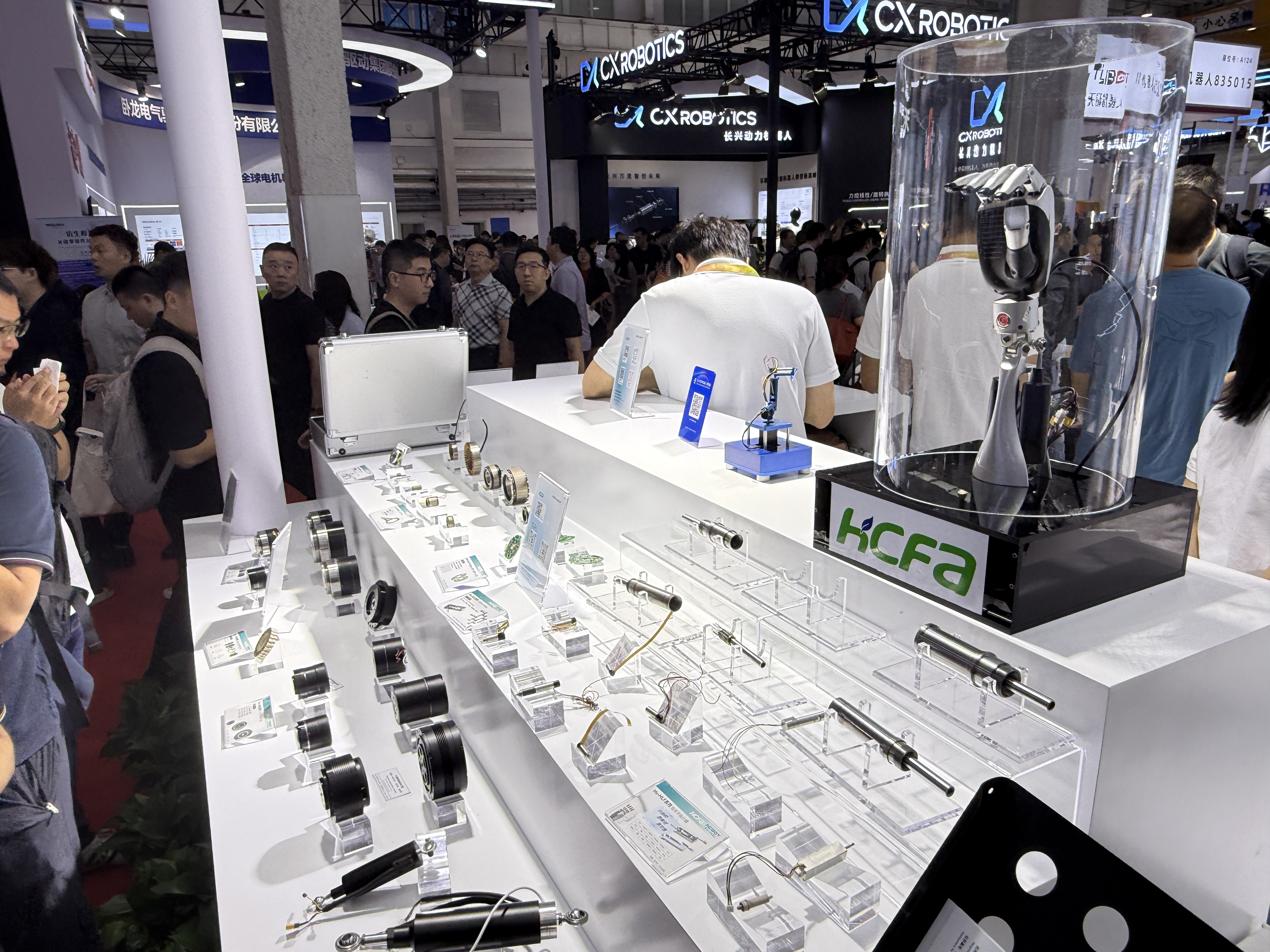 最贵97万搬回家,人形机器人天团涌入北京!暴走2万步玩命逛完,亮点都在这了