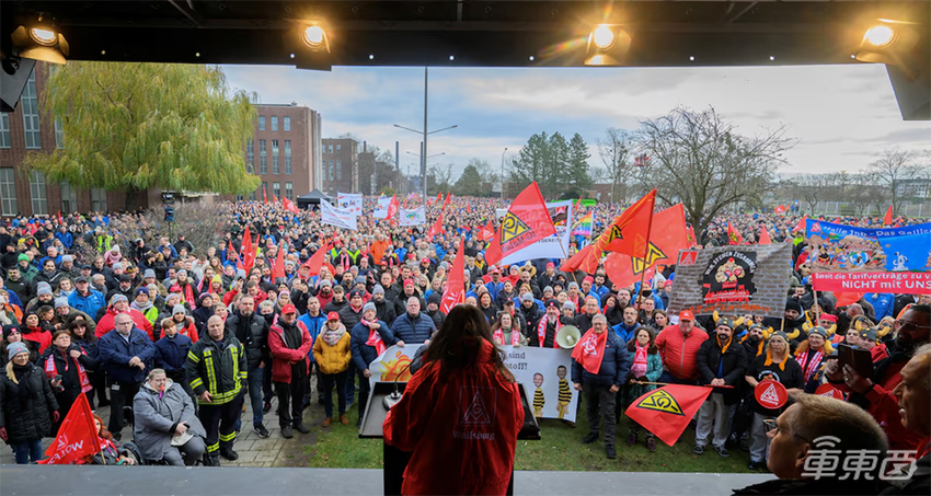 大众集团爆发大罢工！员工挤满总部广场，9大工厂停产