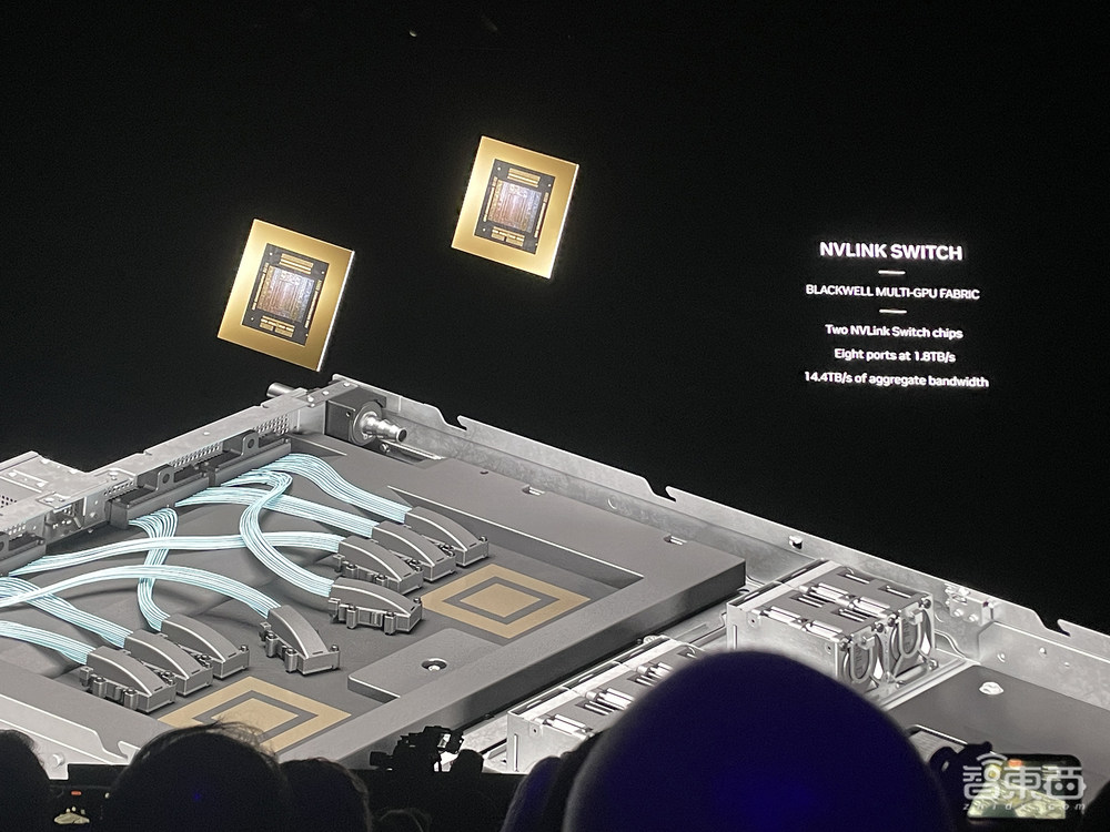 黄仁勋甩出最强AI核弹！GPU新架构性能暴涨30倍，首发人形机器人大模型，联手苹果闯MR