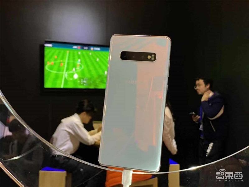 三星折叠机国内亮相 S10顶配10999元
