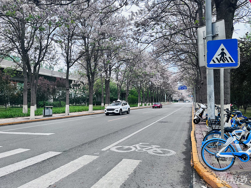 百度首批主驾无人车上路了，预计年底拿掉安全员