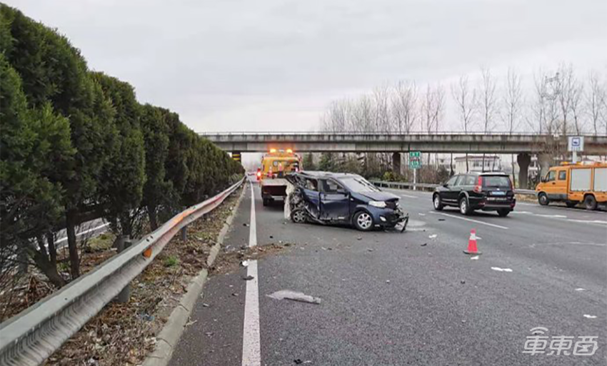 蔚来ES8开L2撞人又撞车，为啥装24个传感器都躲不开？