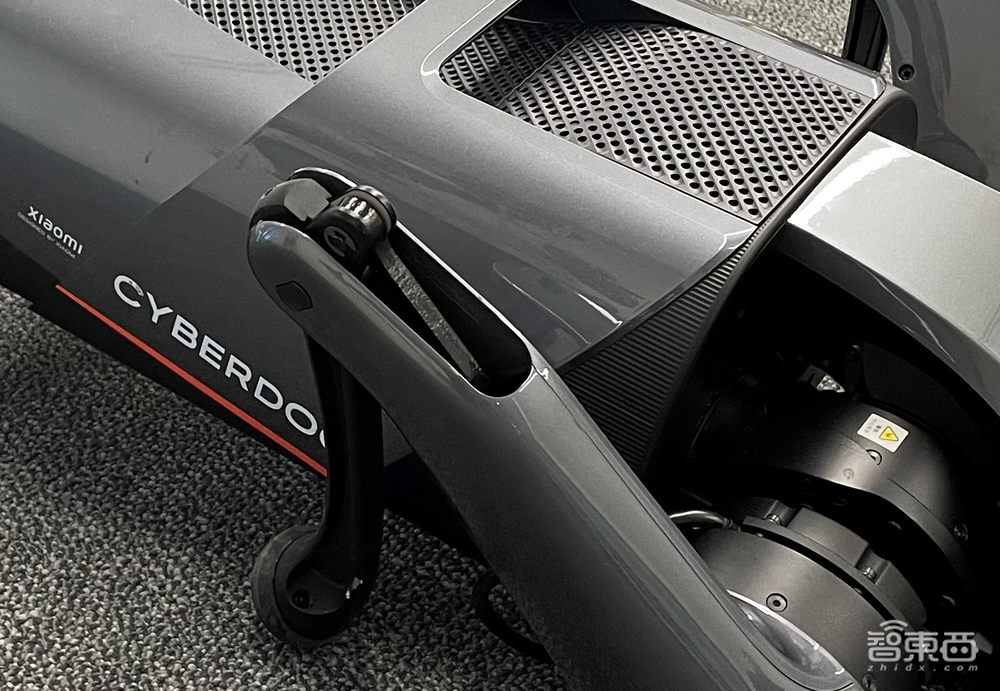 深度体验小米“铁蛋”机器狗：作揖卖萌后空翻，六大黑科技揭秘