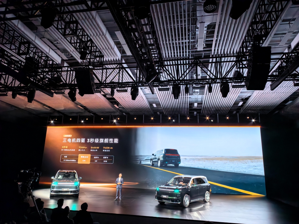 零跑杀疯了!9系旗舰SUV干到20万出头,发布会现场欢呼声炸了