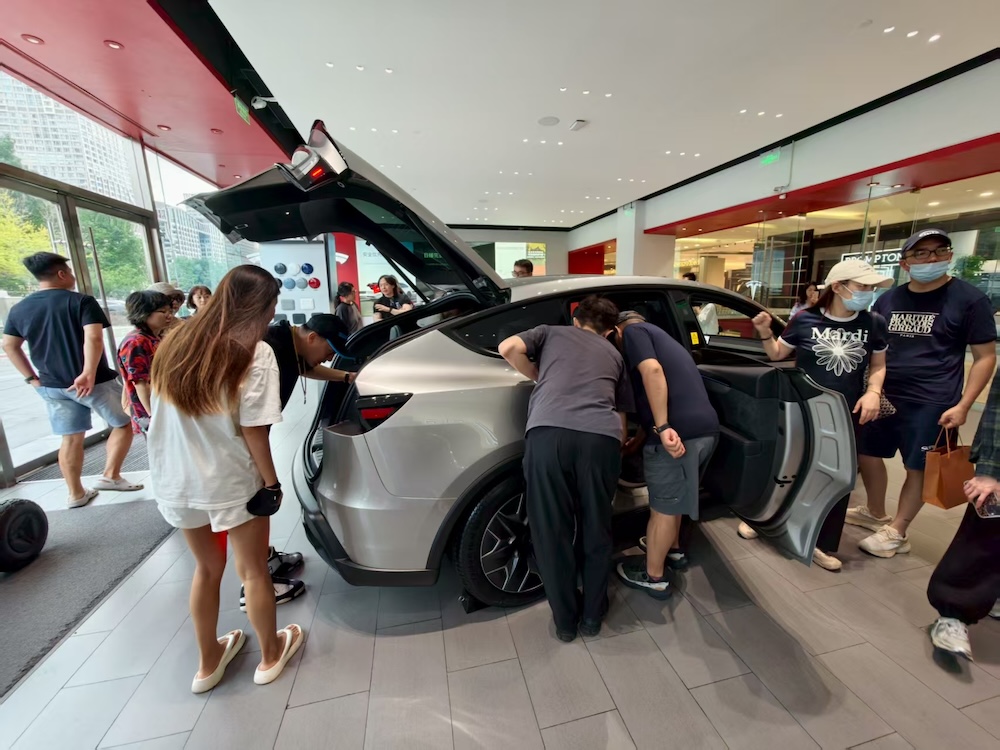 特斯拉Model Y L卖爆了！6天卖空一个月产能，工作日顾客挤爆门店，暴雨还来看车