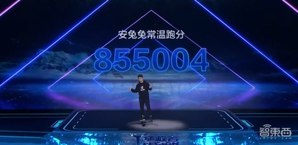 双风扇散热85万分屠榜，“八指操控”？联想做了个能打电话的游戏机