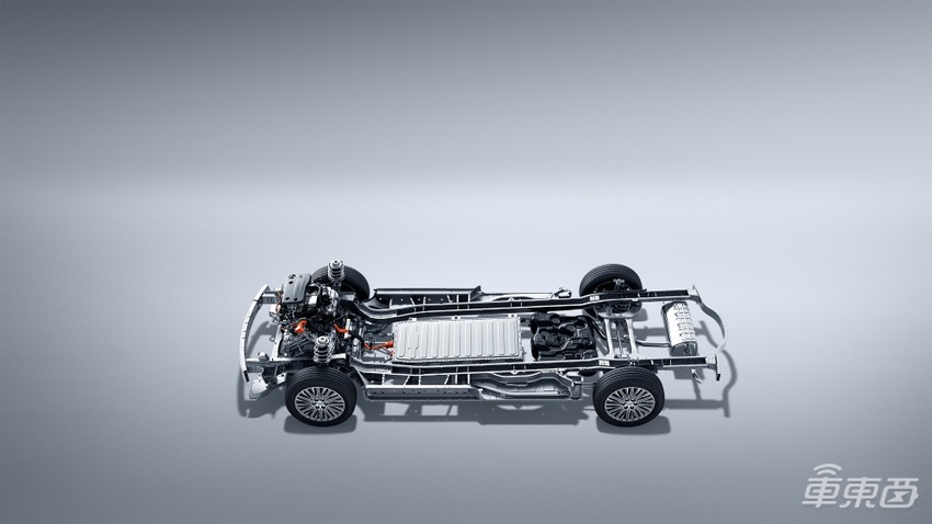 别克GL8陆尊插混版35.99万起售，上车文心一言，最远能跑1370公里