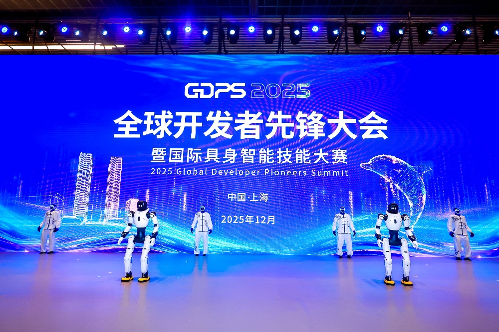 宇树和智元罕见同台!为什么世界最好的机器人,都要去上海“过招”?