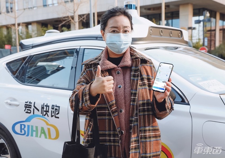 创历史！百度萝卜快跑获准收费运营，近70台车今起向公众开放
