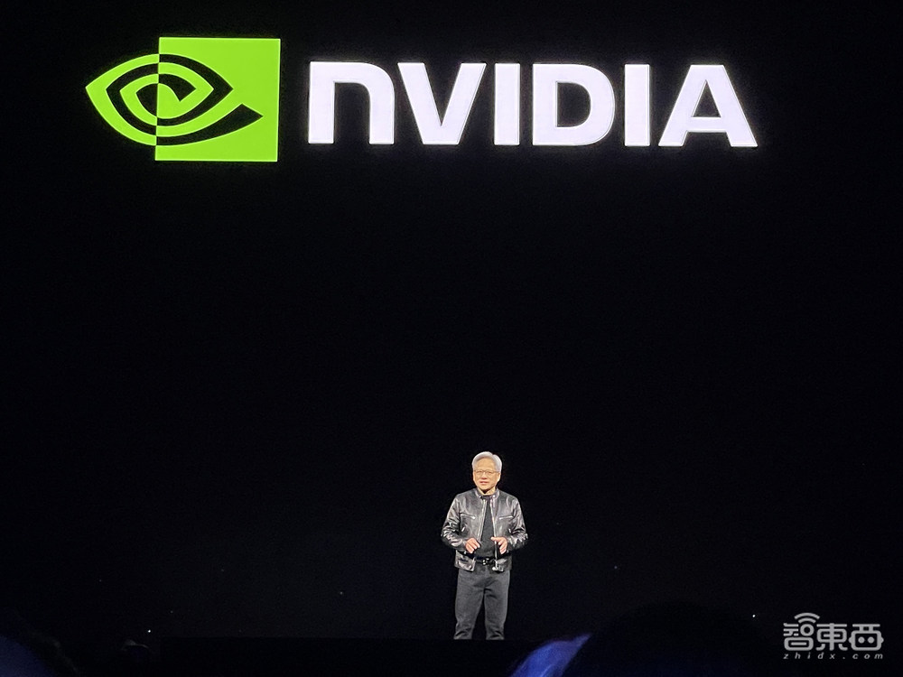 黄仁勋甩出最强AI核弹!GPU新架构性能暴涨30倍,首发人形机器人大模型,联手苹果闯MR