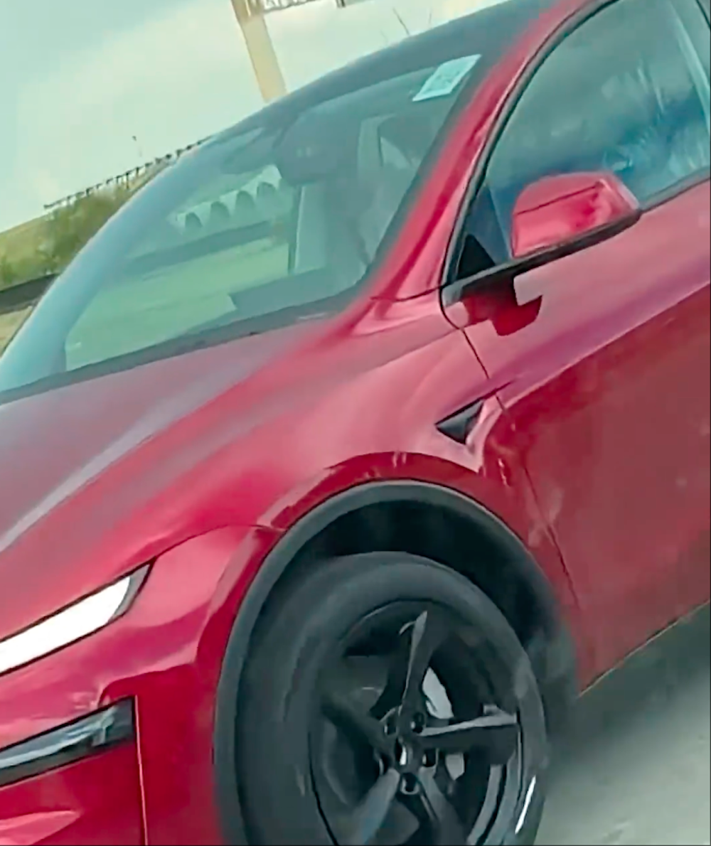 刚刚，一辆特斯拉自己从工厂开到车主家！马斯克很激动：全球首次