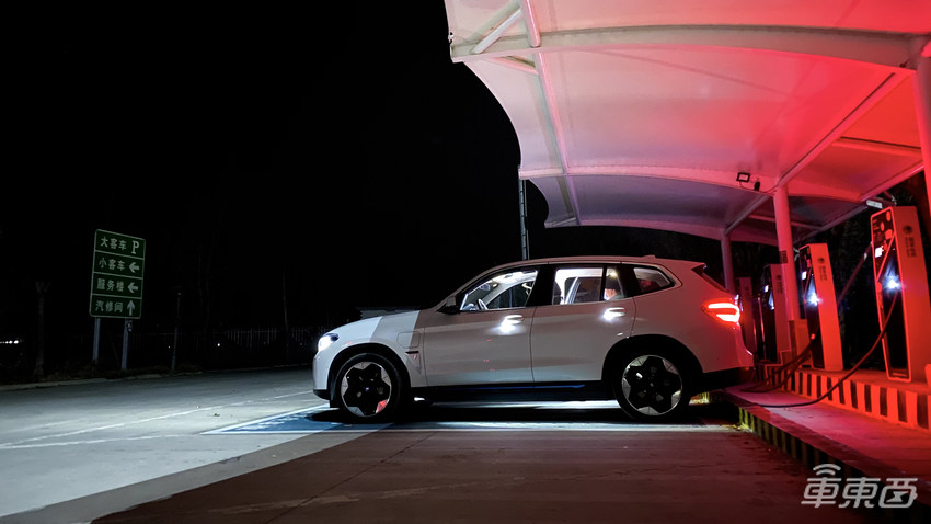 宝马首款纯电SUV、1300公里冬季自驾：这支公路电影专治焦虑