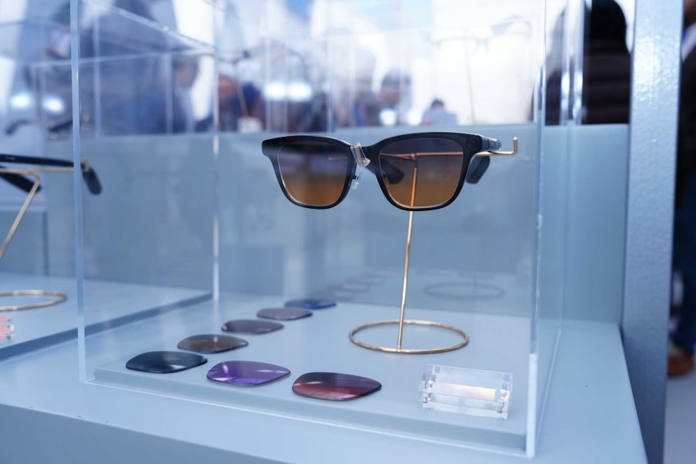 直面Meta，千问AI眼镜MWC全球发布展台“挤爆”！全能AI助手硬控老外